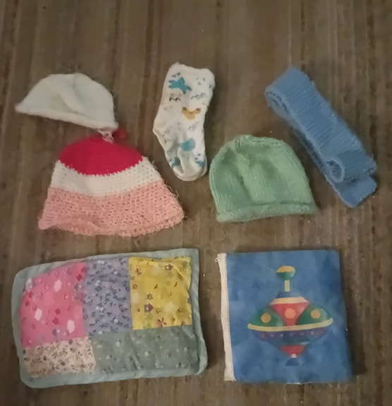 Nuken sänky ,nukke ja nuken vaatteet