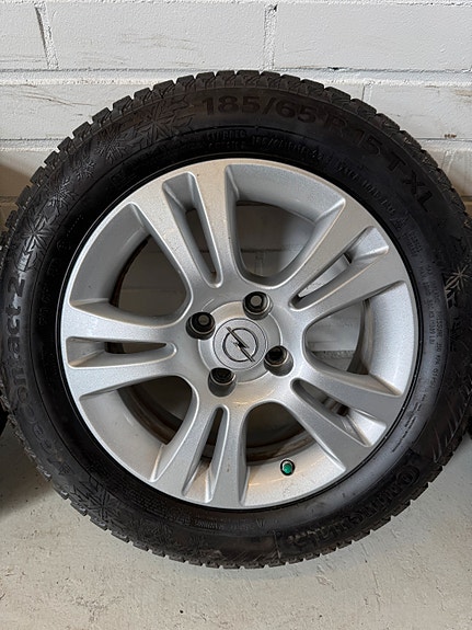 Opel 15" Alumiinivanteet + 185 / 65 / 15 Nastarenkaat + Tunnistimet (86)