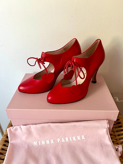 Minna Parikka, Raquel, punaiset, 36