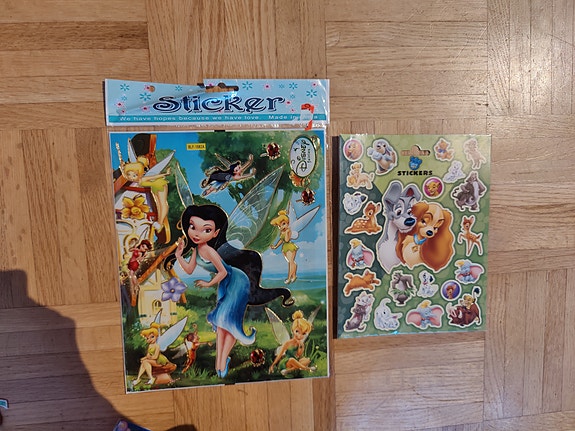 Disney Keijut ja Kaunotar ja kulkuri -tarroja