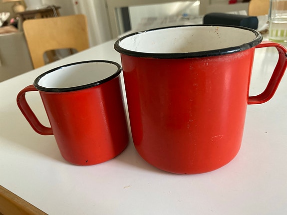 Finelin mukit, Iso ja pieni. Punaiset. Hinta yhteensä 20 €