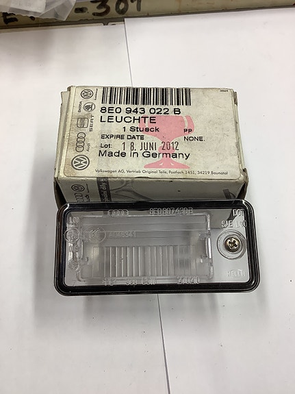 8E0943022B/8E0807430B Rekisterikilven valo Audi