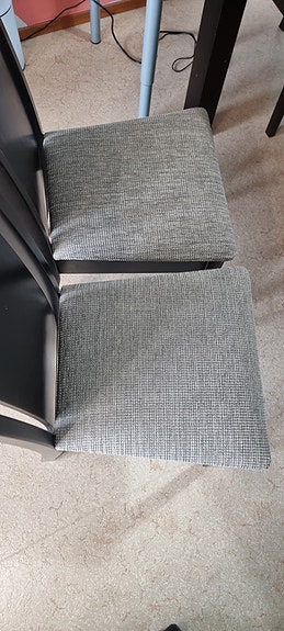 Selling dining table with 6 chairs.