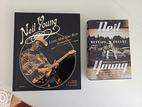 NEIL YOUNG - elämänkertakirjat