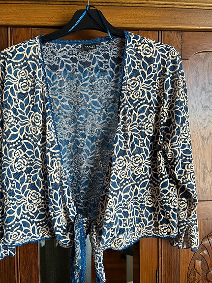 Kaunis kevyt kultakuvioinen juhlajakku/bolero (XL)