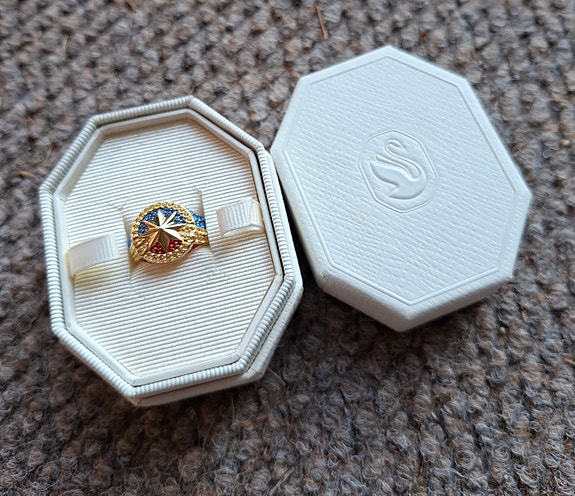 Swarovski x marvel sormus koko 19