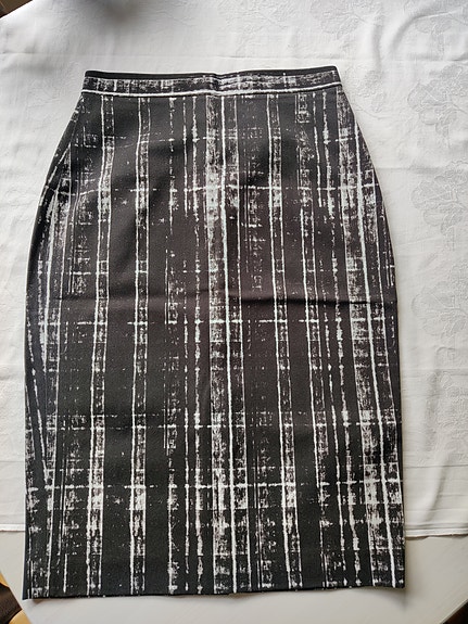 Mustavalkea hame (Banana Republic, koko vastaa 38)