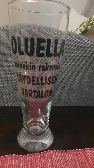 Olut juomalasi tekstillä