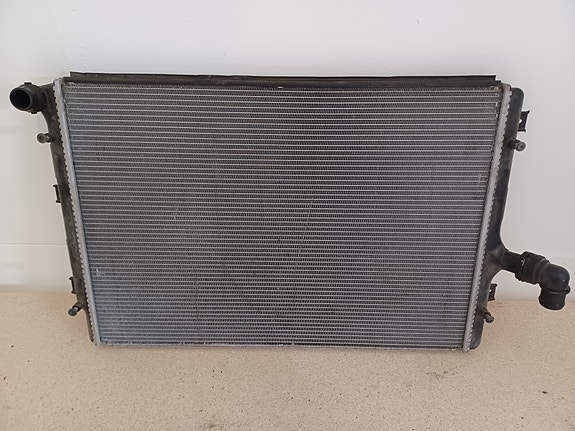 VW GOLF VI 1,6tdi CAYC moottorin jäähdytin 1K0121251DM