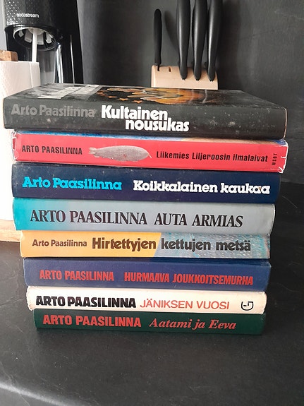 Arto Paasilinna kirjoja