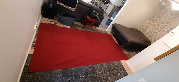 Iso punainen pöytäliina