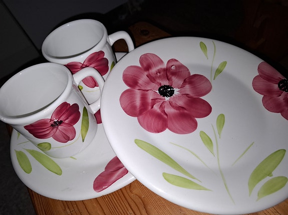 2 mukia ja 2 lautasta Kukka Kuvio