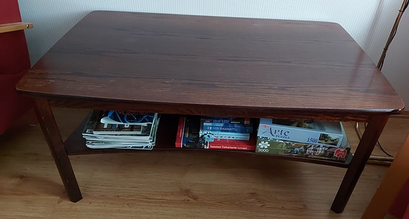Puinen sohvapöytä