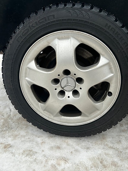 Mercedes Benz ML w 163 hyvät 17" talvirenkaat aluvanteilla