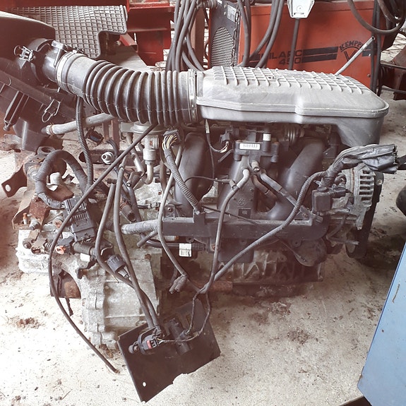 Ford mondeo 1.6 zetec bensa moottori ja laatikko 90 lukusesta apulaitteineen