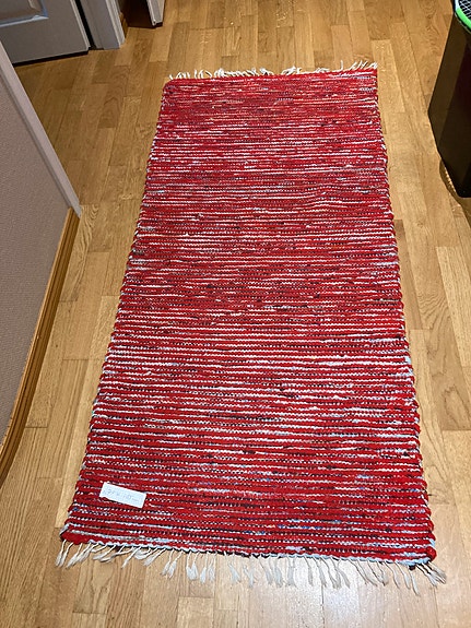 Punainen pehmeä, lämmin matto