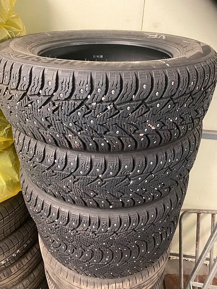 Hyvänkuntoiset nastarenkaat 185/65/R15