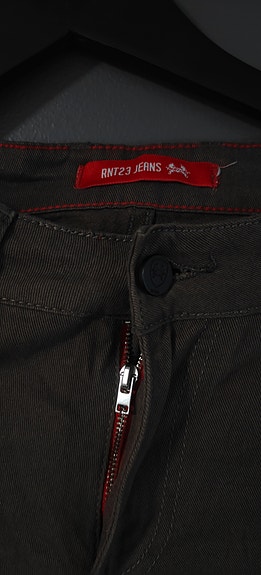 Käyttämättömät slim fit-farkut
