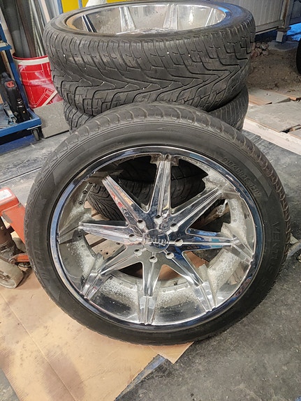 Myydään 315/40r26 121v Rengas paketti