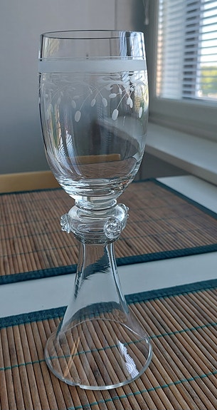 Erikoinen vanha lasi