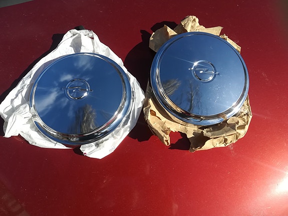 Opel Rekord D-mallin pölykapselit, 2 kpl, NOS