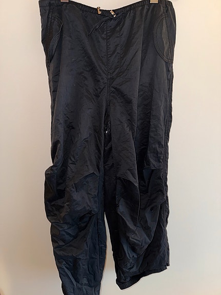 Mustat housut