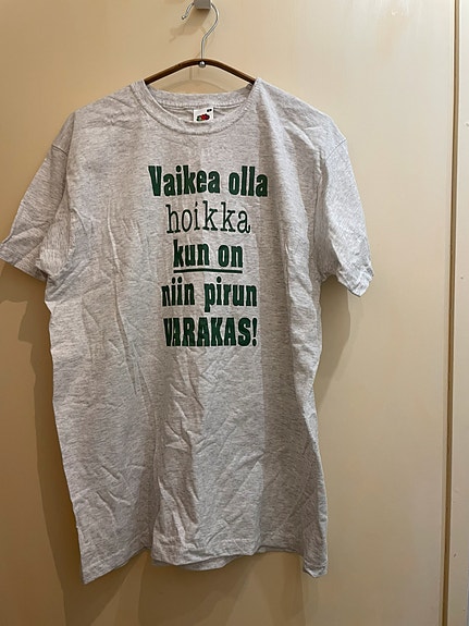 T-paita tekstillä
