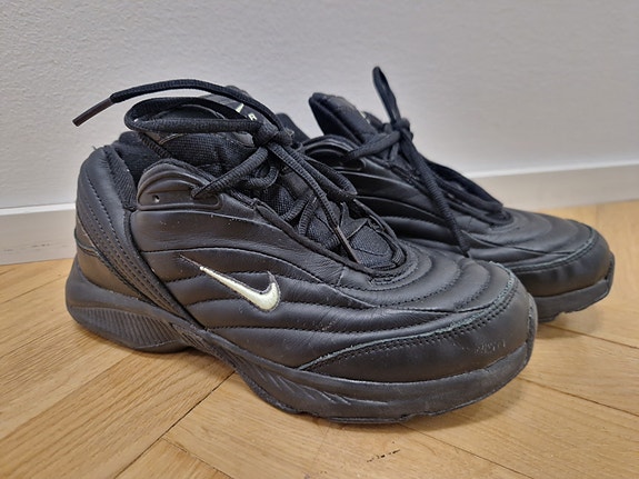 Nike Air mustat lenkkarit