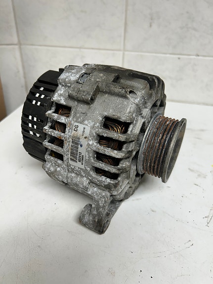 Audi A6 C5 2.4 V6 bensa laturi