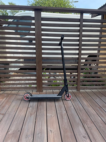 Vähän käytetty temppupotkulauta