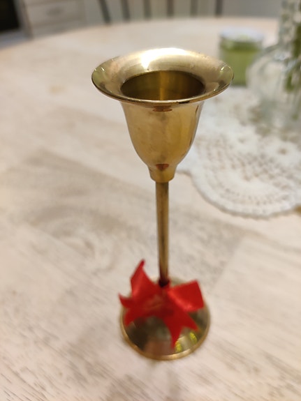 Messinkinen kynttilänjalka