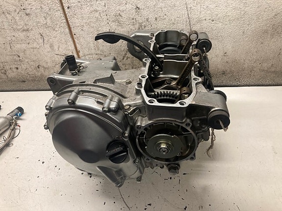 Kawasaki ZZR 600 1992 moottorin alakerta