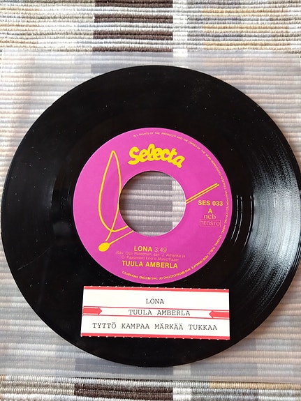 Tuula Amberla 7" Lona/Tyttö kampaa märkää tukkaa
