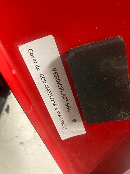 Ducati Diavel Punainen oikea tankinsuoja 48023172AA