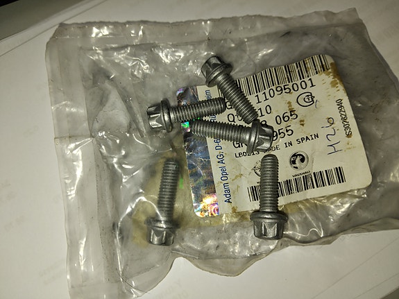 Öljypohjan / Jakopään pultti Opel Corsa-B / Corsa-C / Corsa-D / Adam / Astra-H