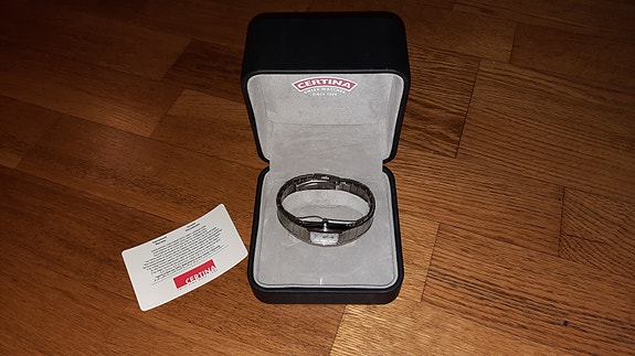 Certina Titanium naisten kello kotelolla ja papereilla swiss siisti!