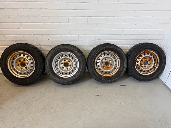 Toyota 15" Peltivanteet + 195 / 70 / 15 Nastarenkaat (97)