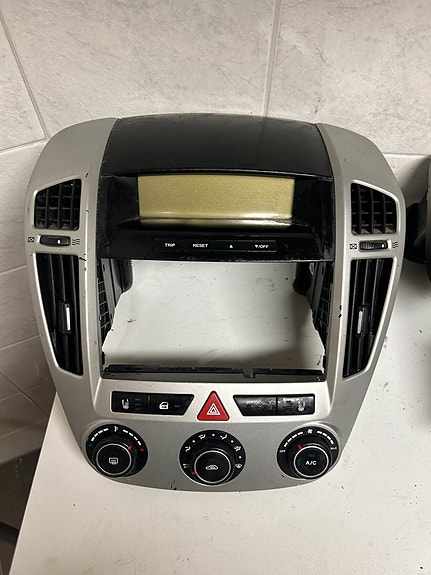 Kia Ceed radio/lämmönsäätöpaneeli