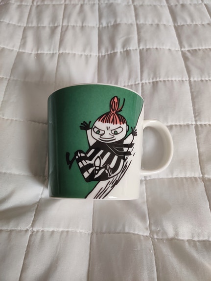 Pikku Myy liukumäessä (tarrallinen)