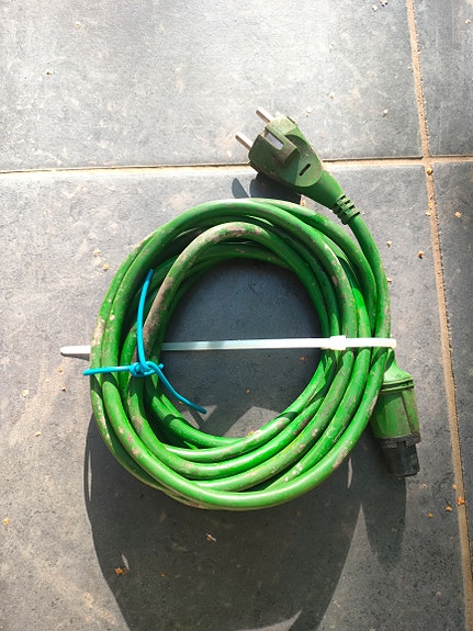 DEFA 5 metrin lohkolämmittimen kaapeli.
