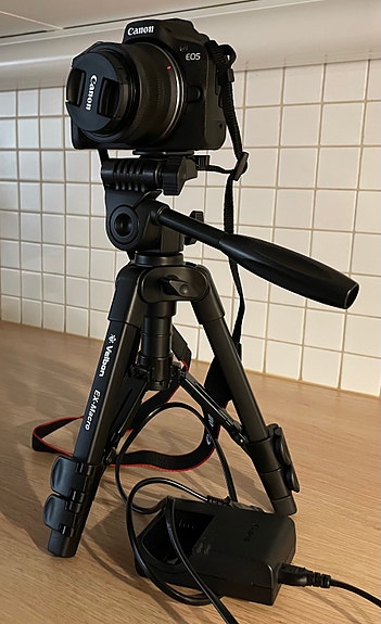 Canon EOS R100 mikrojärjestelmäkamera + objektiivi + jalusta