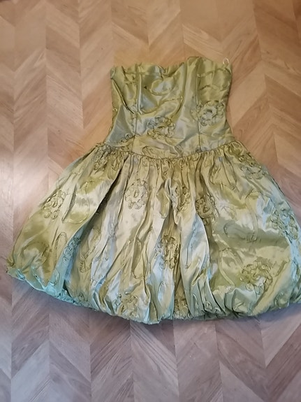 Kesäinen tyttömäinen juhlamekko