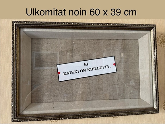Painava vanha kehys jossa sisällä tilaa tavaroille