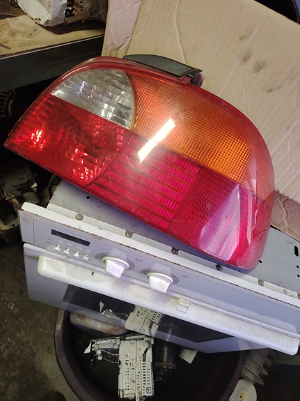 Toyota Avensis T22 oikea takavaloumpio