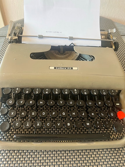 Kirjoituskone Olivetti Lettera 22