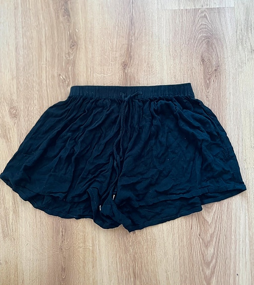 Mustat shortsit