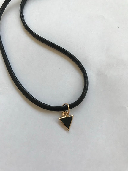 Musta choker kolmiolla
