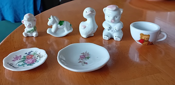 Pieni posliini esine koriste somiste erilaisia retro keräily