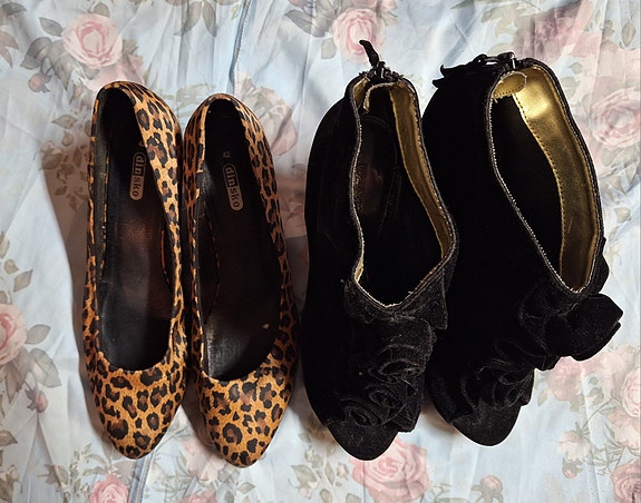 2x korkokengät 42 mustat samettiset tai satiiniset leopardit