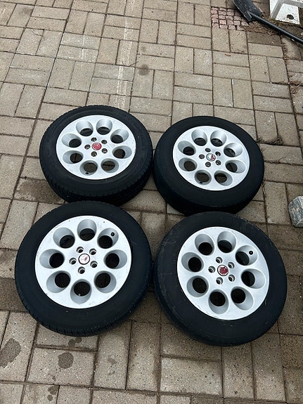 Alfa Romeo 15” aluvanteet huonoilla renkailla